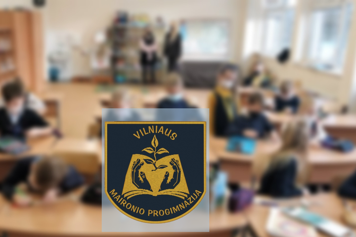 Mokiniai klasėje. Nuotraukos apačioje Vilniaus Maironio prominazijos logotipas.