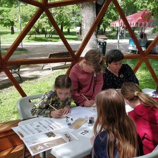 Vilniaus pilių kupole vaikai su tėvais mokosi gotikinių raidžių rašymo.