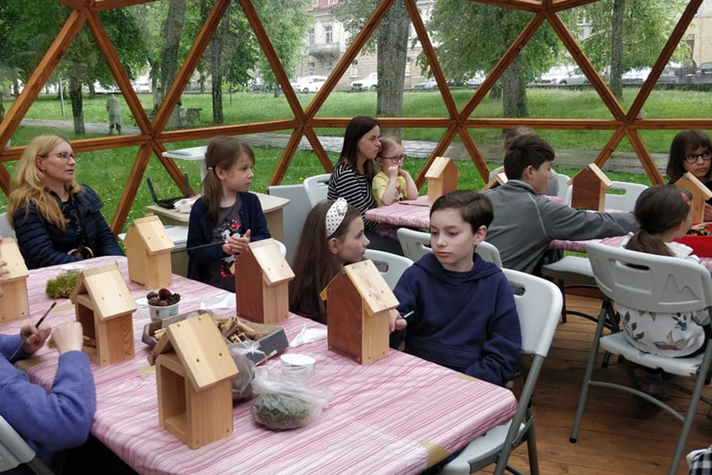Vaikai, Vilniaus pilių kupole, kartu su tevėliais, gamina vabalams pilis.