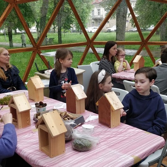 Vaikai, Vilniaus pilių kupole, kartu su tevėliais, gamina vabalams pilis.