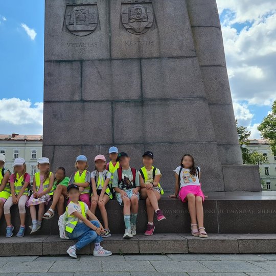 Edukacijos dalyviai Katedros aikštėje, prie kunigaikščio Gedimino paminklo.