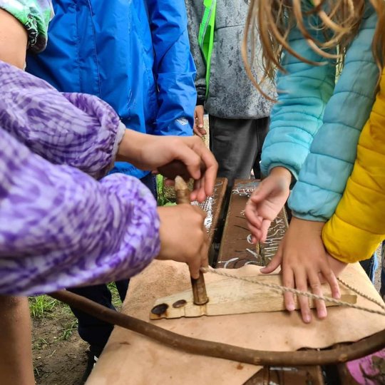 Vaikai gavo pabandyti kurti ugnį ir kitokiais priešistoriniais metodais, pavyzdžiui, trinant lazdelę į lentelę.