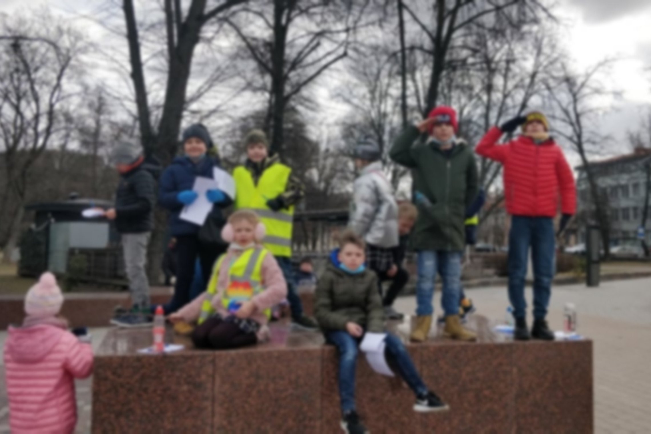 Antrokai, su mediniai kalavijais ir orientacinėmis užduotimis rankose, sėdi ant pietinių gynybinės sienos vartų blokų.