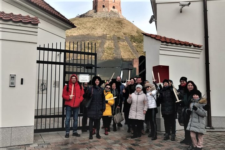 Kiemelis šalia Valdovų rūmų. Kiemelio kairėje boluoja graži vieno pastato siena, dešinės - kito. Pro jų tarpą, čia pat, matyti Gedimino kalnas ir Gedimino pilis. Kalnas, aišku, išraižytas „gydymo siūlėm“ ir atrodo „ligotas“ lyginant su pastatų grožiu. Pas