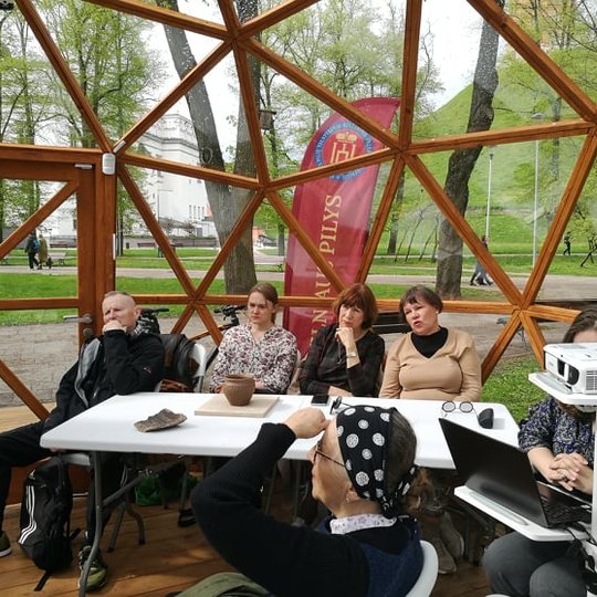 Vilniaus pilių kupole žmonės klausosi apie keramiką.