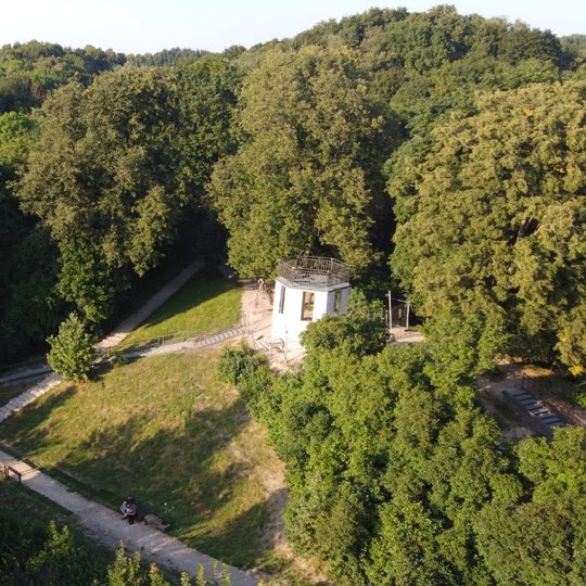 Altanos kalno aikštelė su apžvalgos bokštelis iš paukščio skrydžio. 