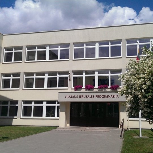 Vilniaus Jeruzalės progimnazijos pagrindinis įėjimas iš lauko pusės.