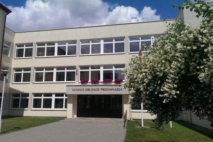 Vilniaus Jeruzalės progimnazijos pagrindinis įėjimas iš lauko pusės.