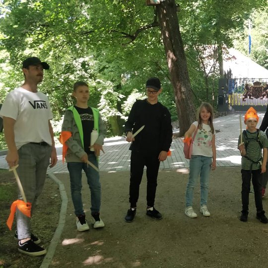 Vaikai, su savanoriu ir auklėtoja pozuoja nuotraukai šalia Olandijos ambasadorės rezidencijos.