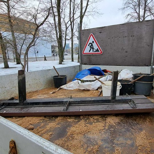 Demontuotas lauko suolas "VSA Vilnius" darbuotojų priekaboje.