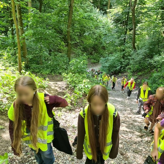 Vaikai kopia į Didžiosios griovos šlaitą.