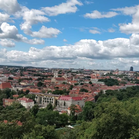 Vilniaus panorama ir saulėtą dieną nuo Trijų Kryžių kalno.
