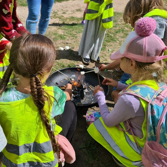 Skaniausia edukacijos dalis - saldūs zefyrai ant pačių užsikurto laužo.