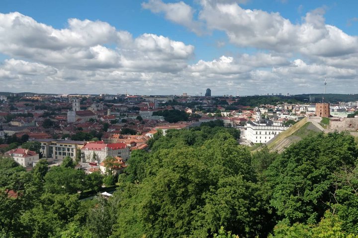 Vilniaus panorama ir Gedimino kalnas nuo Trijų Kryžių kalno.