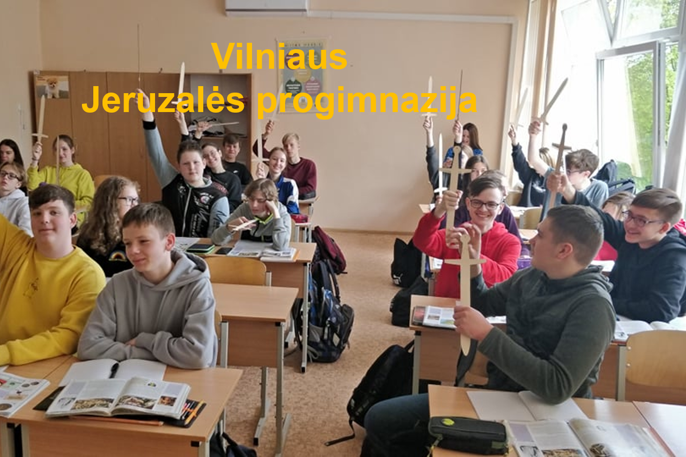 Aštuntokai klasėje. Priekyje nuotraukos geltonomis raidėmis parašyta "Vilniaus Jeruzalės progimnazija".