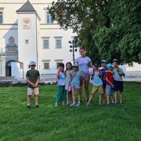 Stovyklautojai Mindaugo skvero pievoje, pavėsyje.