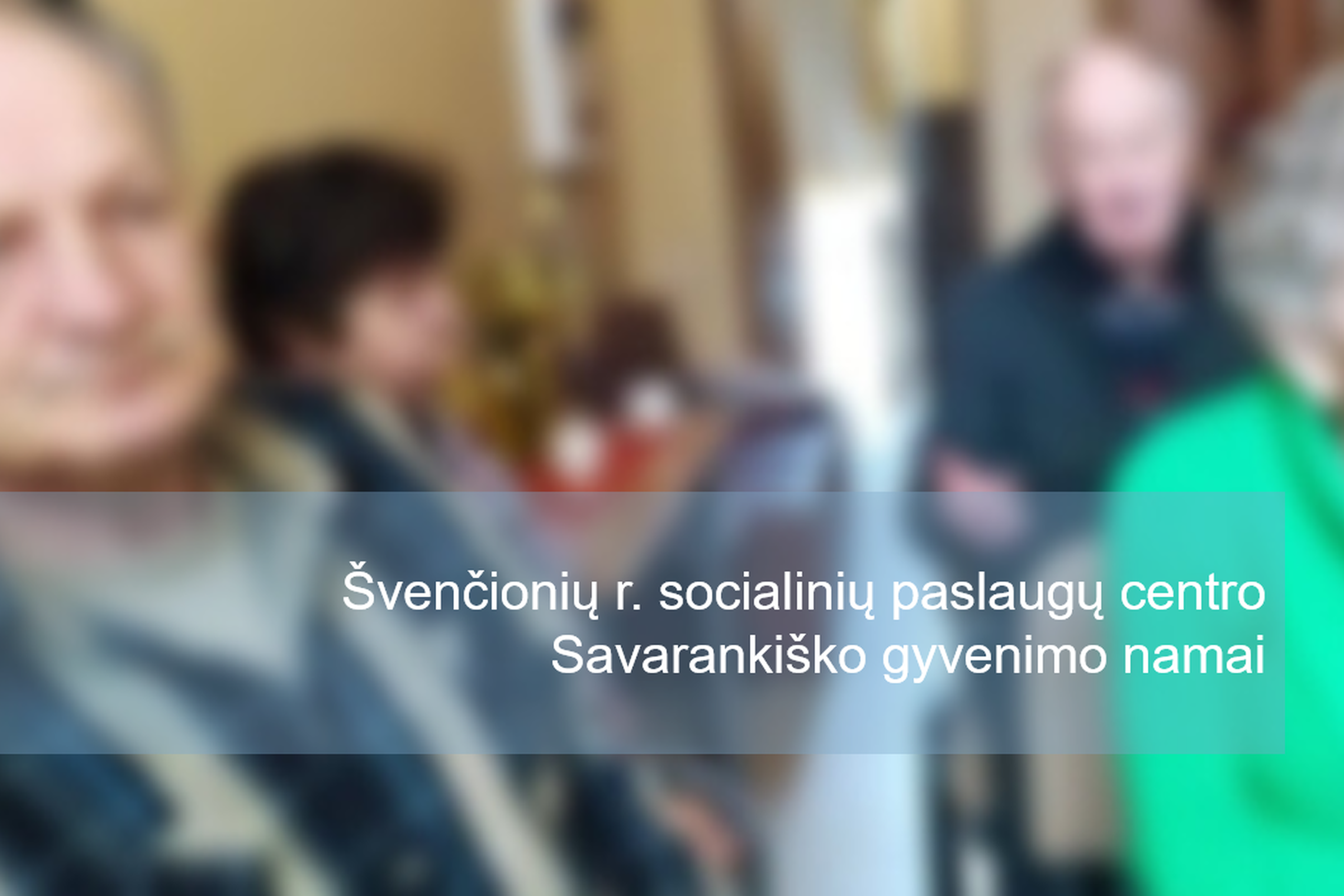 Švenčionių rajono socialinių paslaugų centro Savarankiško gyvenimo namų gyventojai. Nuotraukos priekyje įstaigos pavadinimas.