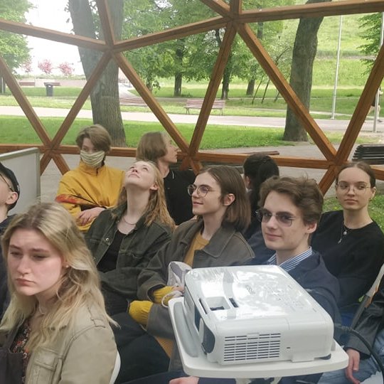 Jaunieji meniniai Vilniaus pilių kupole klauso pamokos.