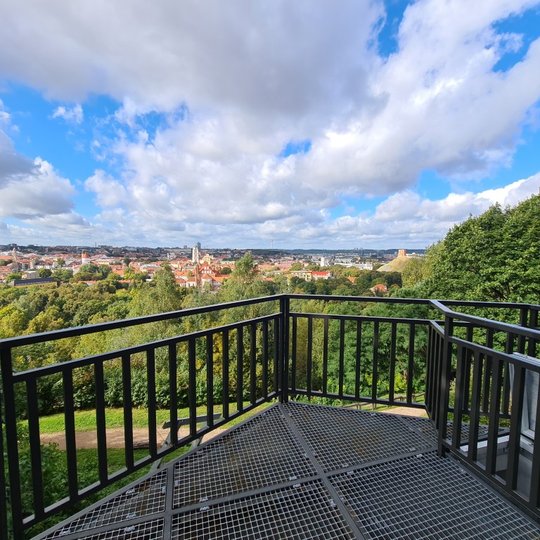 Vilniaus senamiesčio panorama nuo pavėsinės stogo.