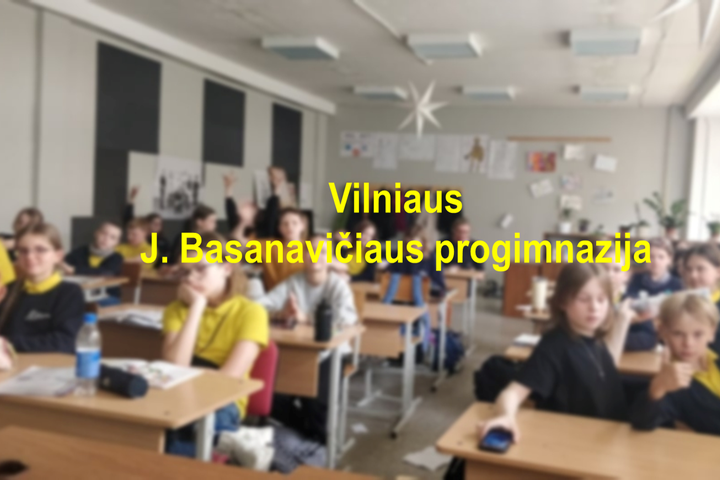 Moksleiviai klasėje, priekyje nuotraukos geltonoms raidėmis parašyta "Vilniaus J. Basanavičiaus progimnazija".