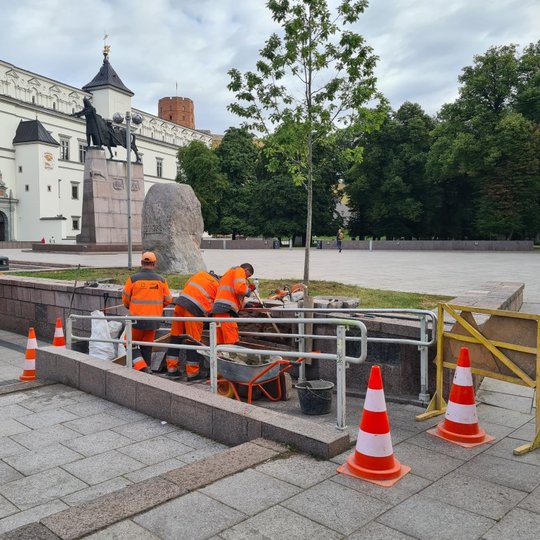 UAB „Grinda“ darbuotojai kruopščiai atstato atraminę sienele. Toliau matosi Gedimino paminklas, Valdovų rūmai ir Aukštutinė pilis.