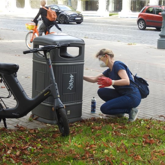 Neaplenktos ir šiukšliadėžės, kurios išpaišomos bene dažniausiai.