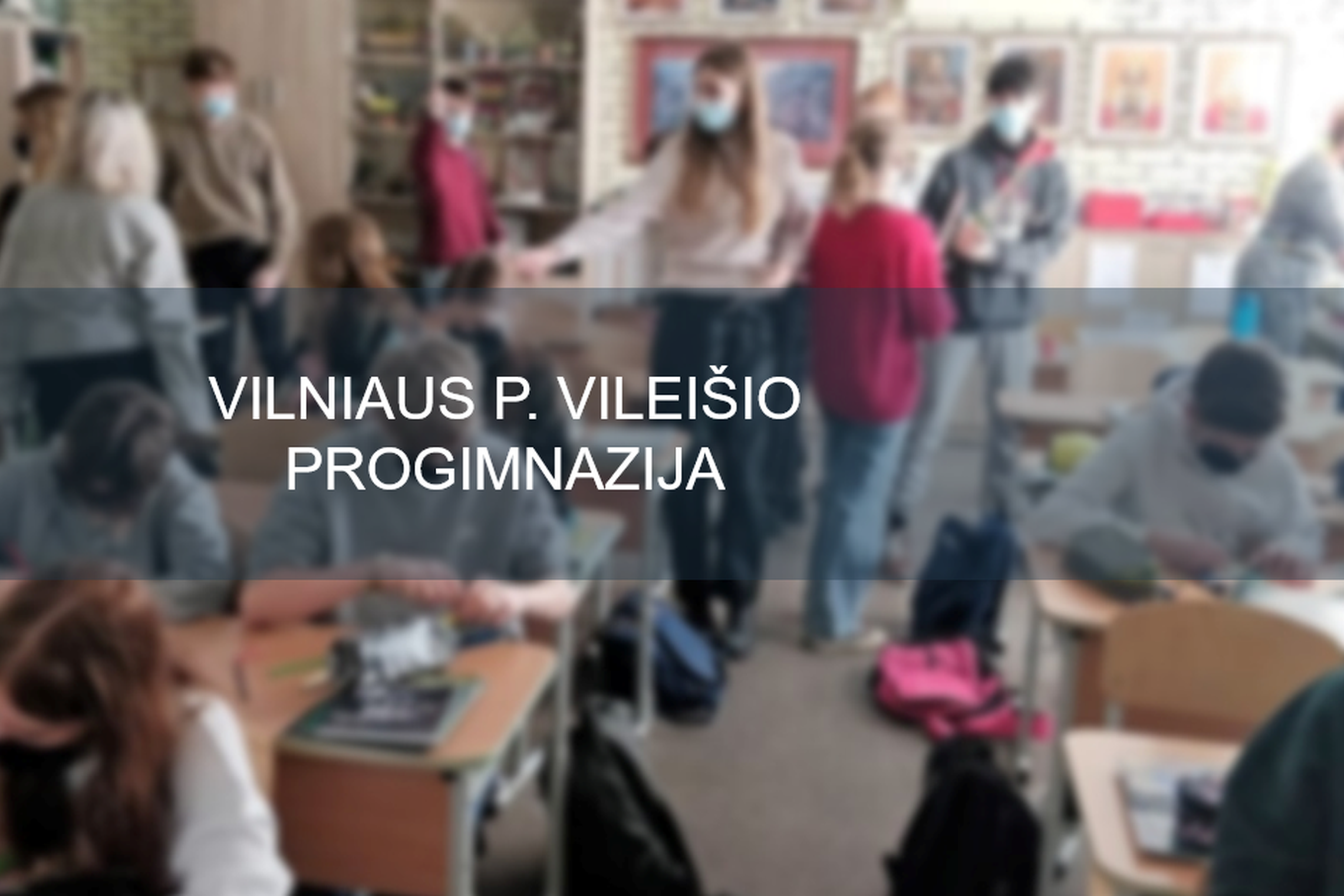 Aštuntokai klasėje. Nuotraukos priekyje baltas užrašas "Vilniaus P. Viliešio progimnazija".