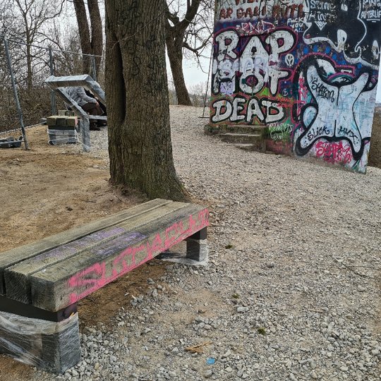 Sutvarkyta Altanos kalno viršūnė.