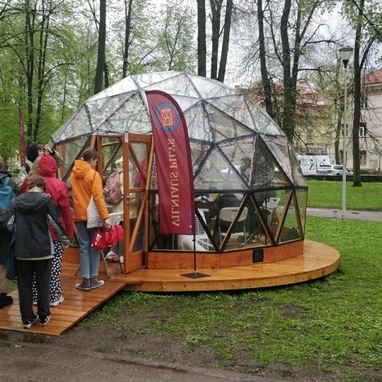 Septintokai eina į Vilniaus pilių kupolą.