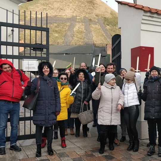 Kiemelis šalia Valdovų rūmų. Kiemelio kairėje boluoja graži vieno pastato siena, dešinės - kito. Pro jų tarpą, čia pat, matyti Gedimino kalnas ir Gedimino pilis. Kalnas, aišku, išraižytas „gydymo siūlėm“ ir atrodo „ligotas“ lyginant su pastatų grožiu. Pas