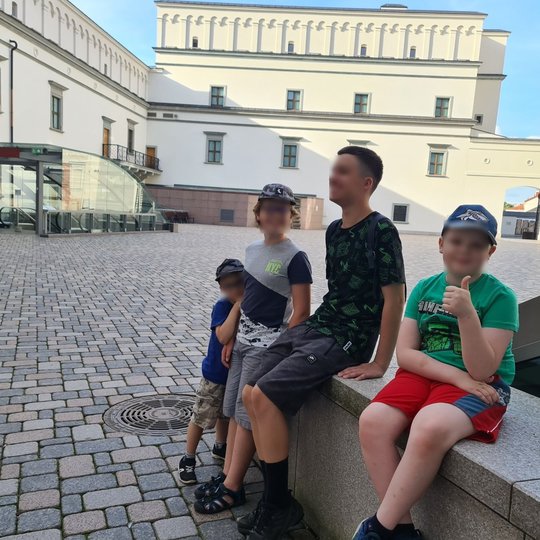 Atokvėpio minutė Valdovų rūmų kiemo pavėsyje.