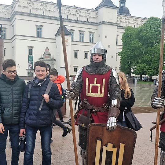 Berniukai šalia dviejų viduramžiškų Lietuvos riterių (garbės sargyba).