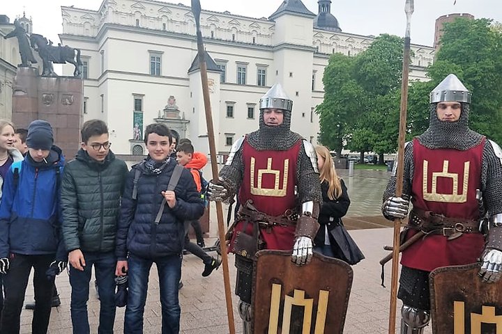 Berniukai šalia dviejų viduramžiškų Lietuvos riterių (garbės sargyba).
