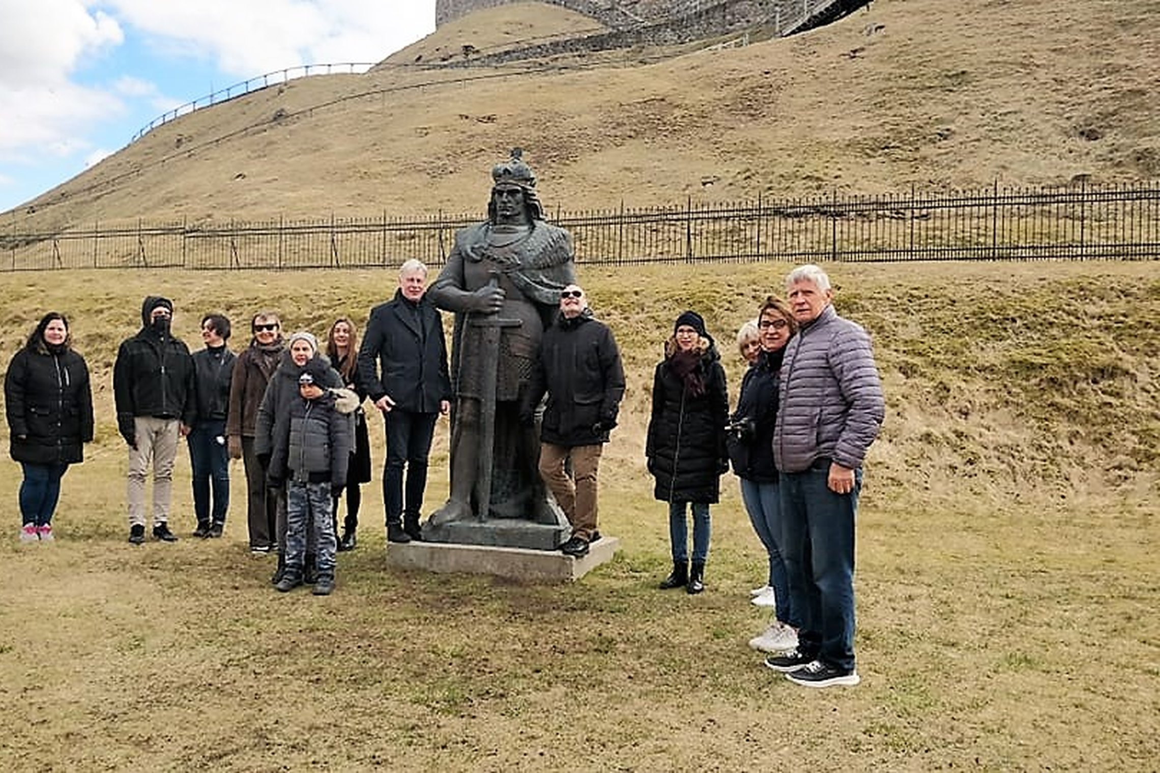 Ekskursijos dalyviai šalia Vytauto statulos, šuoriniame Gedimino kalno papėdėje.