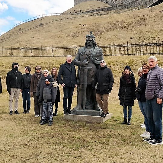 Ekskursijos dalyviai šalia Vytauto statulos, šuoriniame Gedimino kalno papėdėje.