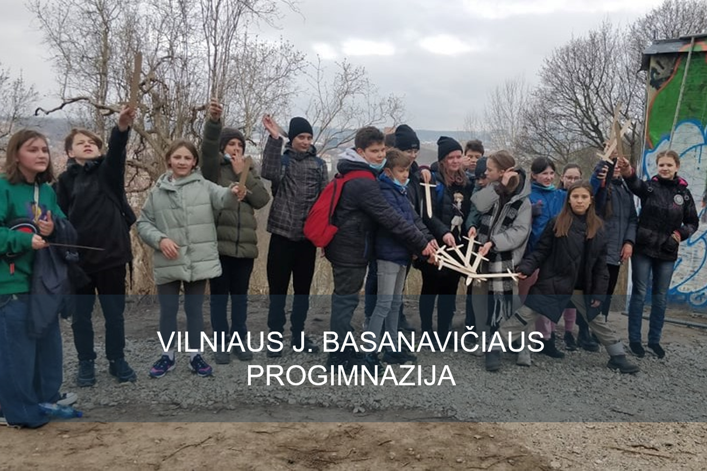 Vilniaus Jono Basanavičiaus progimnazijos šeštokai pozuoja nuotraukai sudėję medinius kalavijus į centrą. 