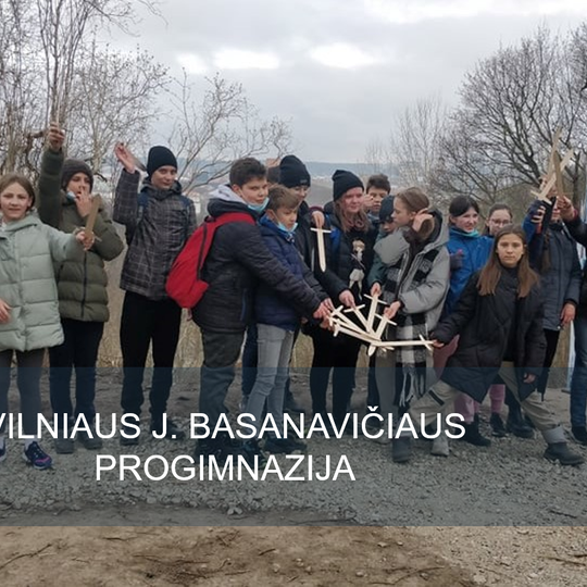 Vilniaus Jono Basanavičiaus progimnazijos šeštokai pozuoja nuotraukai sudėję medinius kalavijus į centrą. 