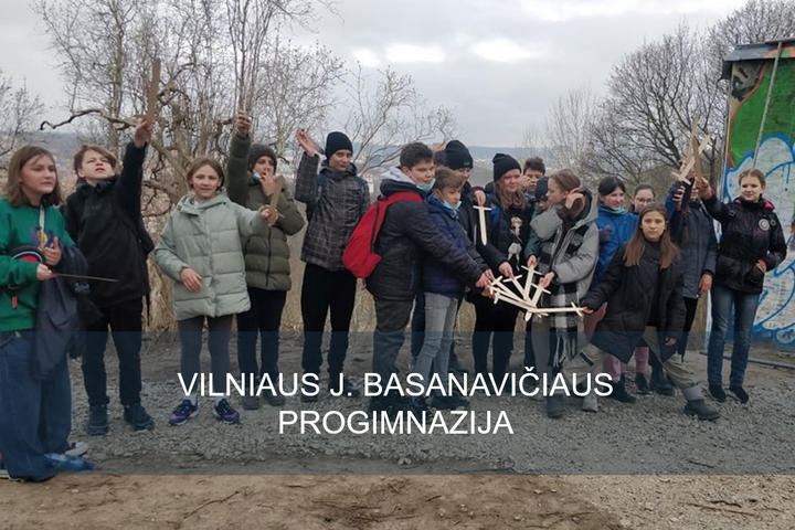 Vilniaus Jono Basanavičiaus progimnazijos šeštokai pozuoja nuotraukai sudėję medinius kalavijus į centrą.