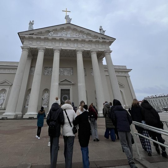 Grupė mokinių, einančių Katedros fasado link.