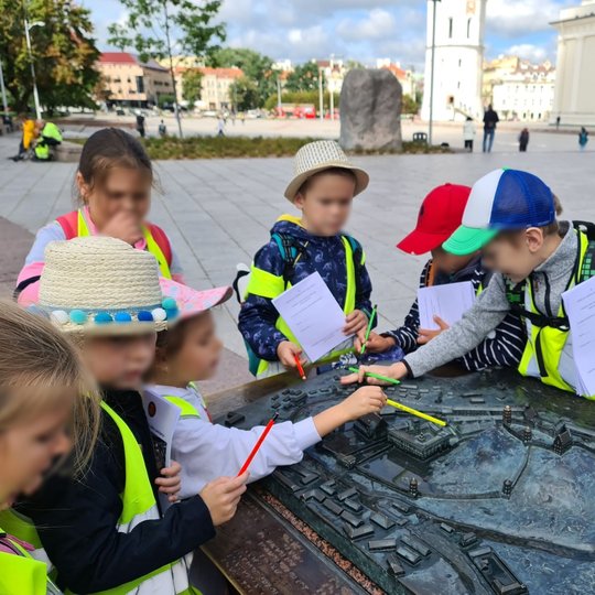 Paslaptis įminti padėjo Vilniaus Aukštutinės ir Žemutinės pilių maketas Katedros aikštėje.