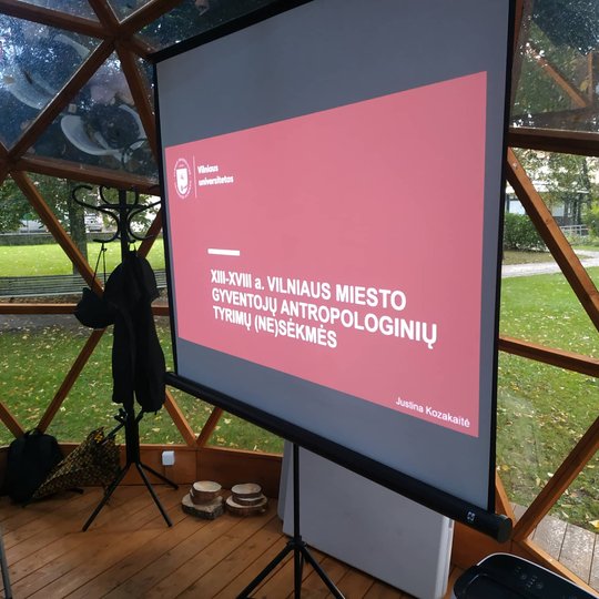 Skaidrė ekrane su paskaitos pavadinimu Vilniaus pilių kupole.