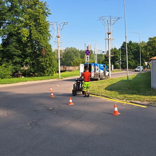 Paryškintas horizontalusis geltonas žymėjimas zigzagu prie JUDU stovėjimo aikštelės.