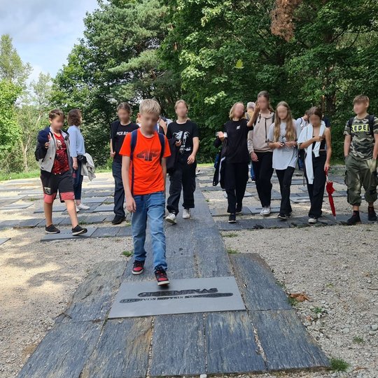 Vaikai prie Gedimino giminės medžio ant Karigailos kalvos.