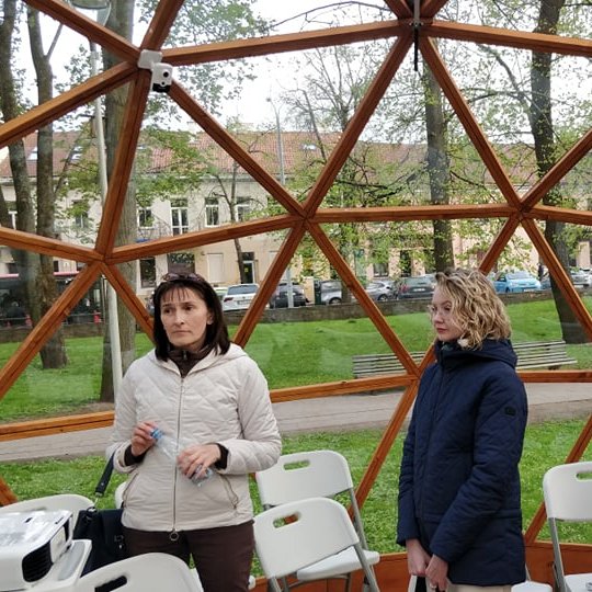 Žmonės Vilniaus pilių kupole.