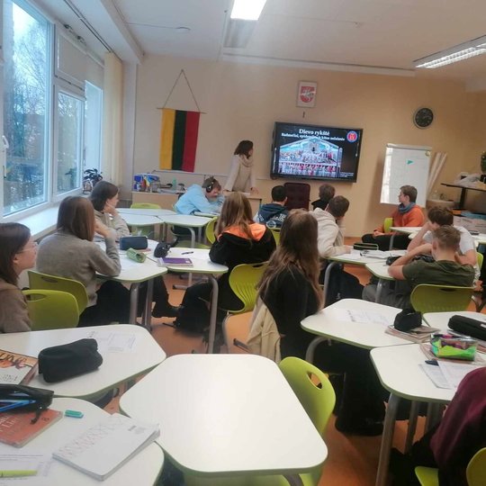 Istorijos pamoka aštuntokų klasėje. Ją veda direkcijos edukatorė.