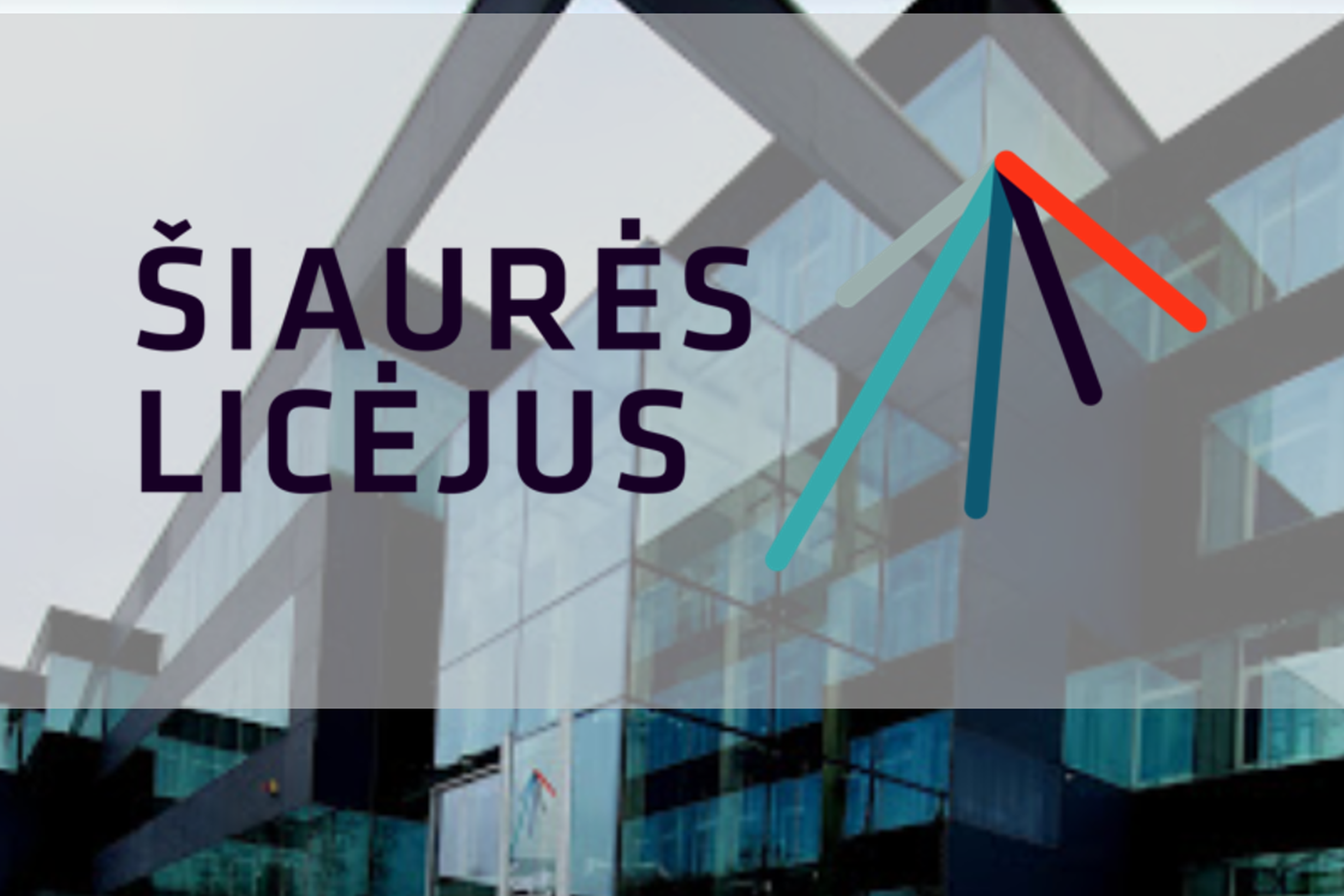 Fone Šiaurės Licėjaus pastatas, prieš jį įstaigos logotipas su pavadinimu.