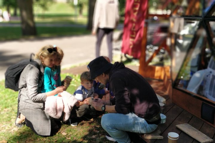 Edukatorius Vytas rodo kaip uždegti ugnį senoviniu būdu.