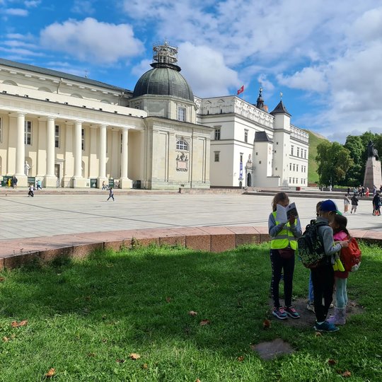 Ką slepia raudonos plokštės Katedros aikštėje? Vaikai suprato, kad šioje vietoje seniau buvo gynybiniai bokštai.