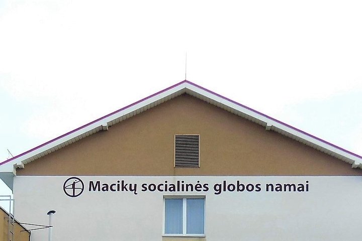 Macikų socialinės globos namų pastato viršutinė dalis iš šono, kurioje parašyta įstaigos pavadinimas.