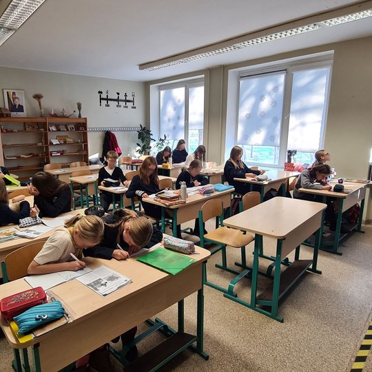 Vaikai klasėje piešia savo herbus.